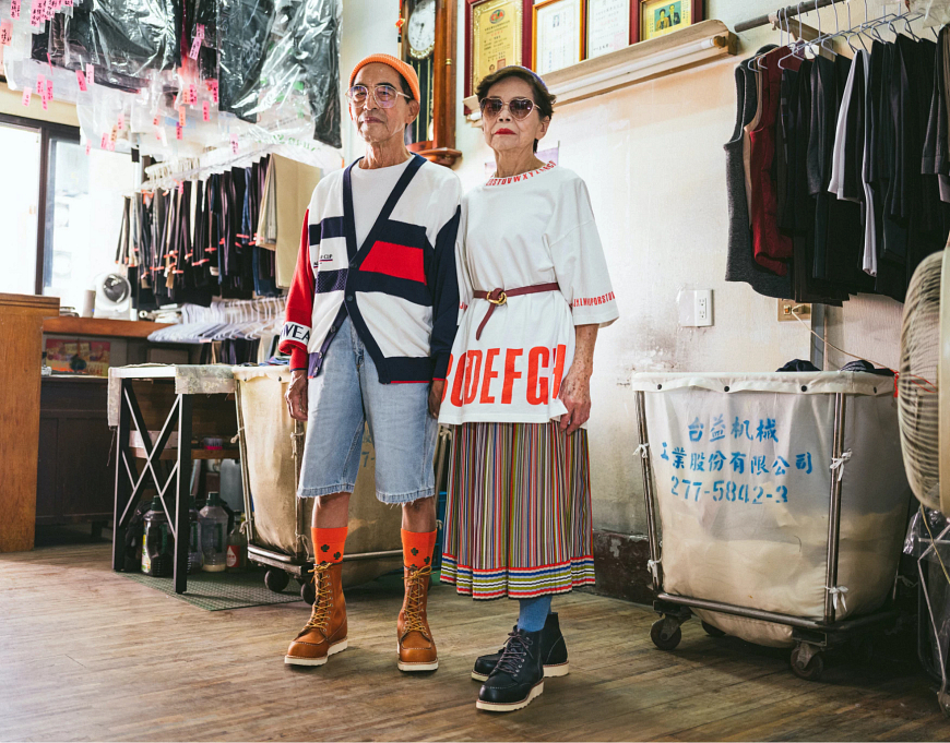 Wan-Ji wears style no. 877, Sho-er wears style no. 3373